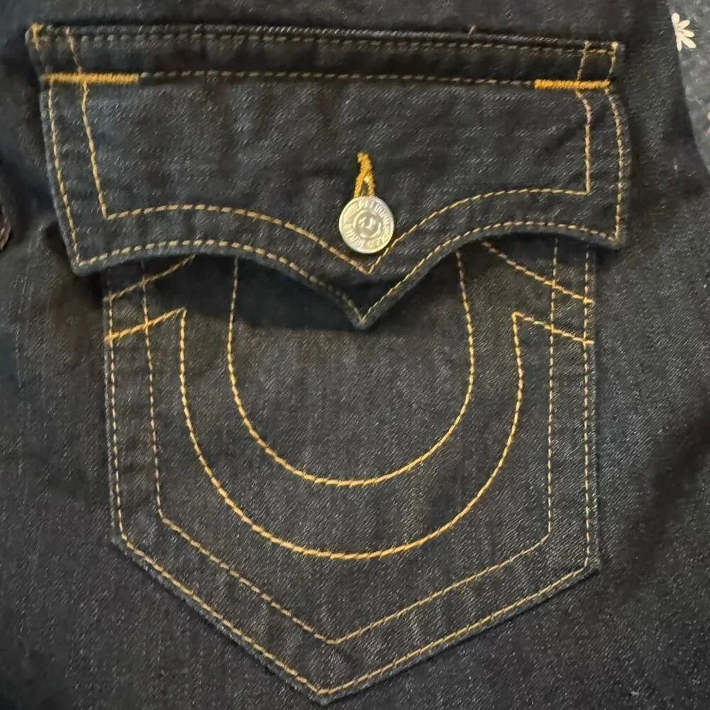 True Religion Dark wash straight leg denim jeans with back flap pockets sz 40